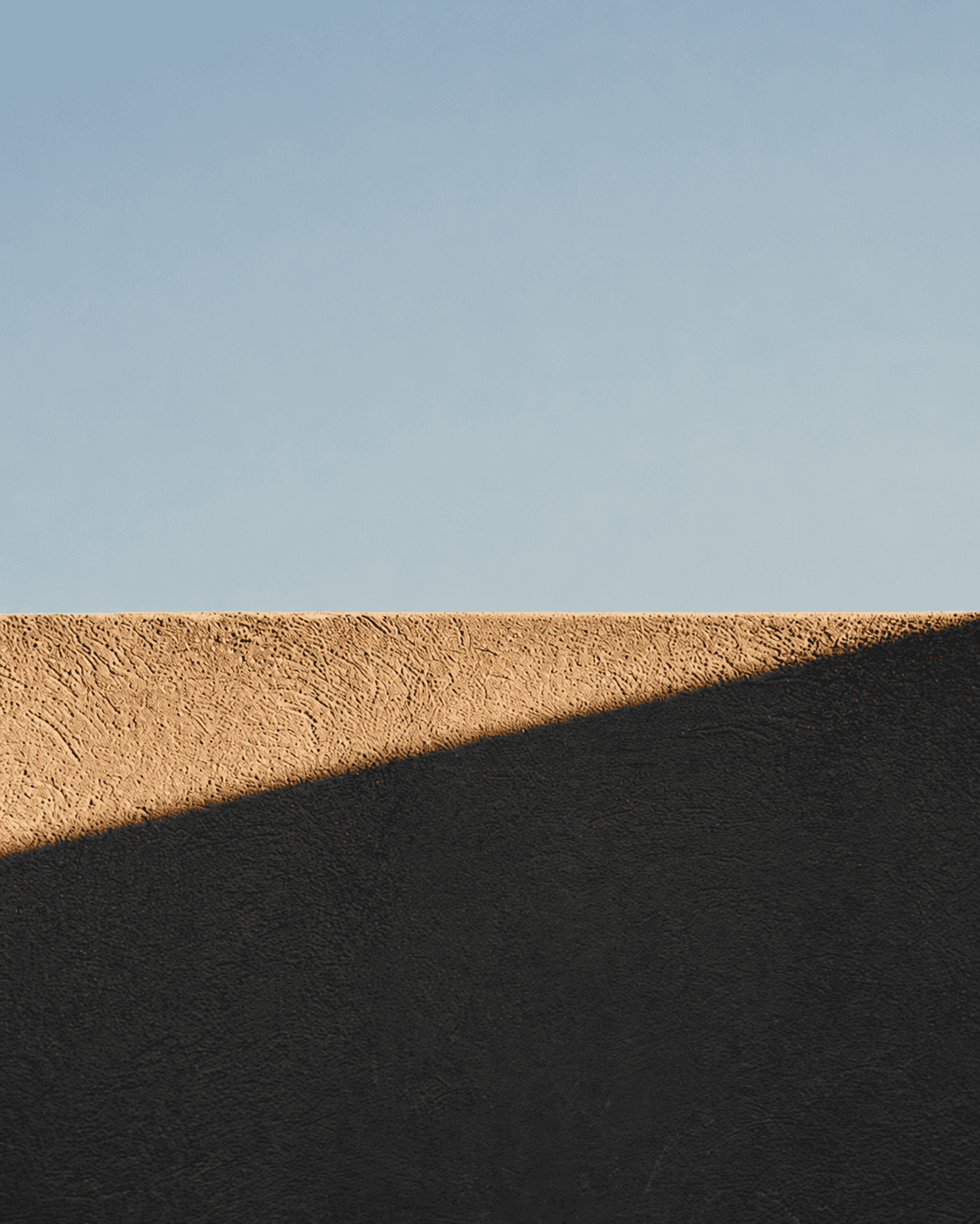 Jeux d’ombre et de lumière sur une architecture aux tons naturels